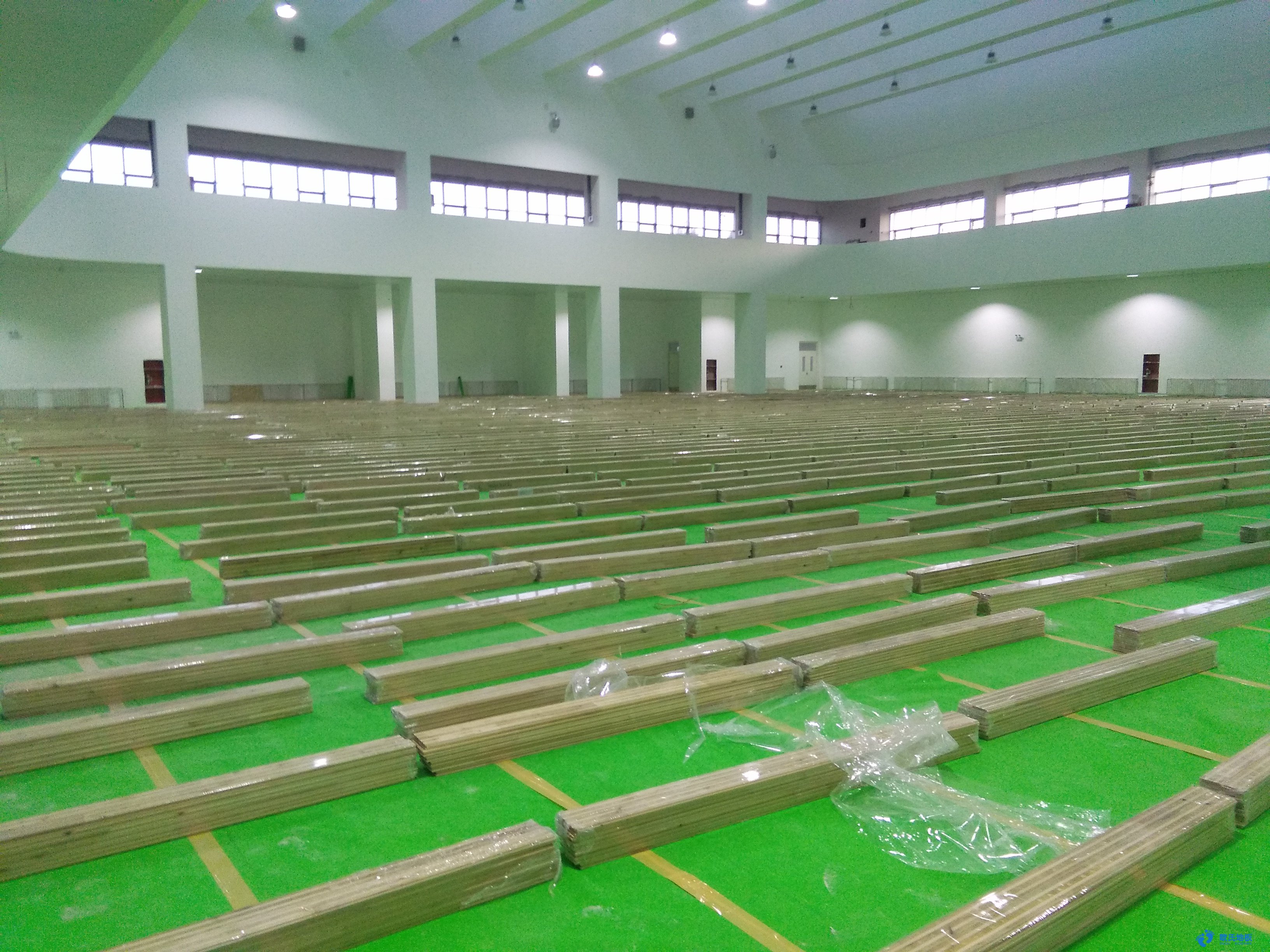 石嘴山星海學(xué)?；@球木地板安裝