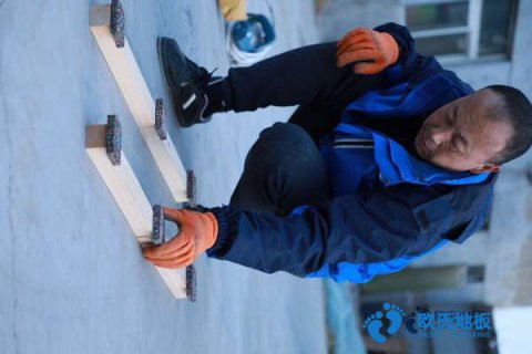 為什么要鋪裝實(shí)木運(yùn)動(dòng)地板