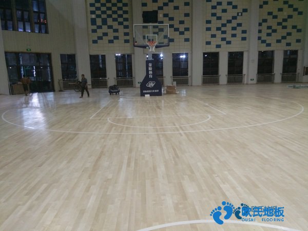 學(xué)?；@球場地木地板能拖嗎