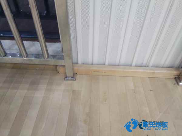 學(xué)?；@球場地木地板能拖嗎