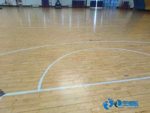 學(xué)?；@球場(chǎng)地地板如何拆