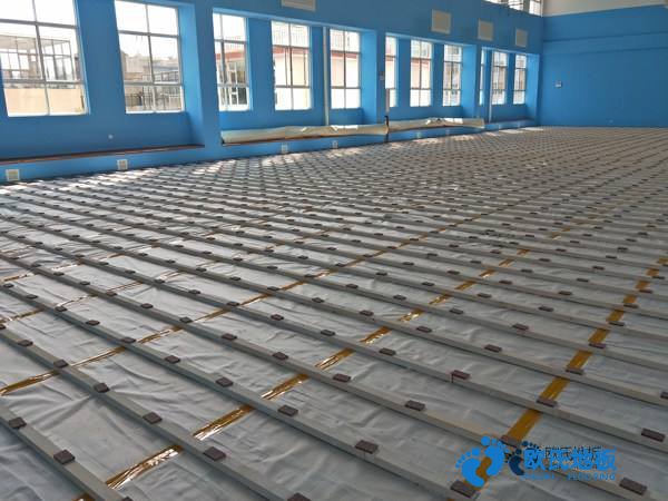 學(xué)校運(yùn)動館木地板施工隊(duì)