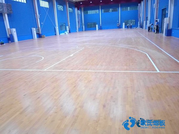 單龍骨運(yùn)動場地板如何保養(yǎng)