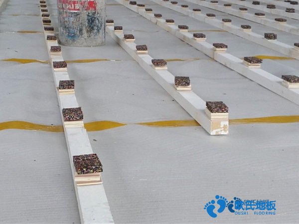 體育運(yùn)動地板較低價格