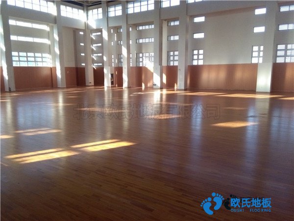 學(xué)?；@球場木地板的變形量