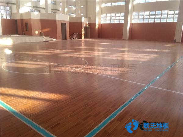 學(xué)?；@球場木地板的變形量