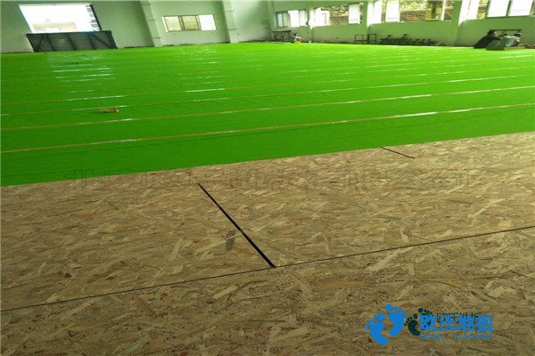 學(xué)?；@球場木地板施工