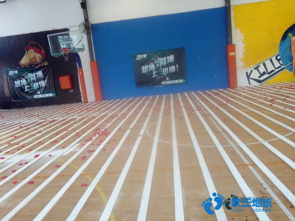 學(xué)?；@球地板哪種好