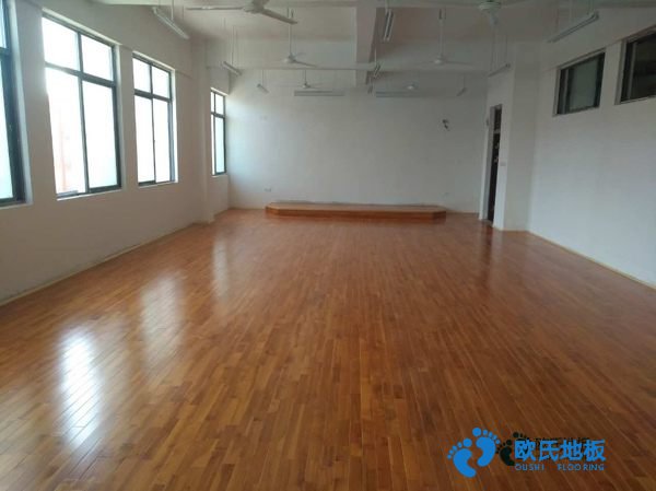 學(xué)?；@球場地地板特點