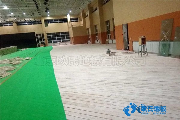 學(xué)?；@球場木地板施工步驟