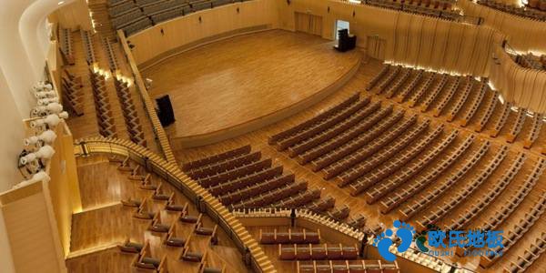 學(xué)校籃球體育地板施工團(tuán)隊(duì)