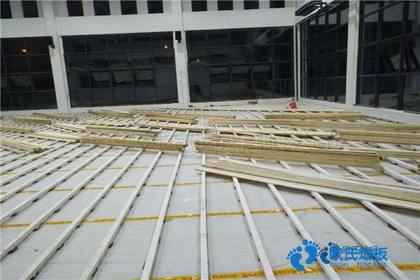 學(xué)?；@球場地板施工流程