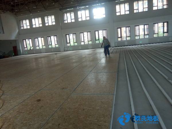 學?；@球場地地板含水率