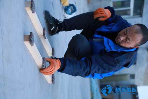 學?；@球場地地板含水率