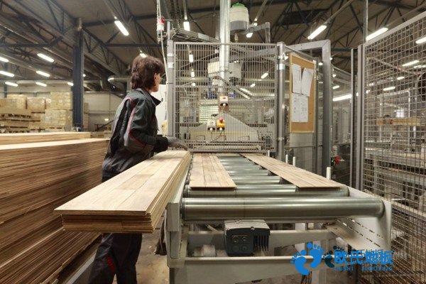 學?；@球場地地板含水率