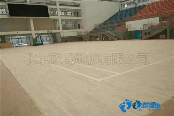 學(xué)?；@球場(chǎng)地地板生產(chǎn)設(shè)備