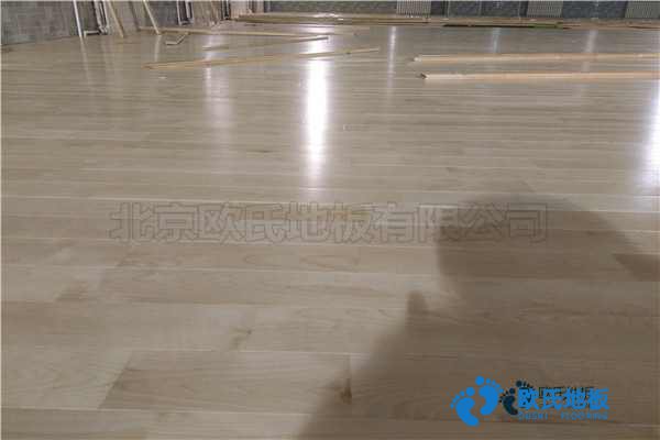 學(xué)?；@球場館地板含水率