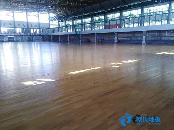 學(xué)?；@球館地板生產(chǎn)的工作環(huán)境