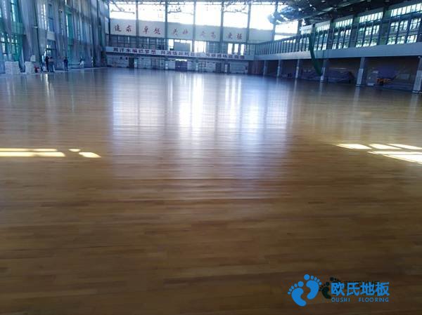 學(xué)?；@球館地板生產(chǎn)的工作環(huán)境