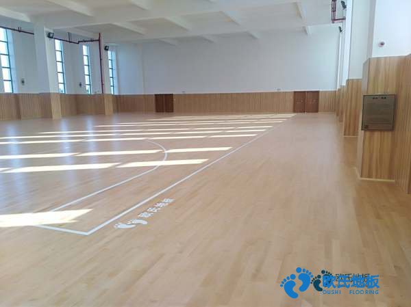 學(xué)?；@球館地板生產(chǎn)的工作環(huán)境