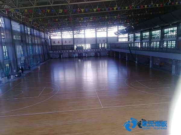 學(xué)?；@球館地板生產(chǎn)的工作環(huán)境