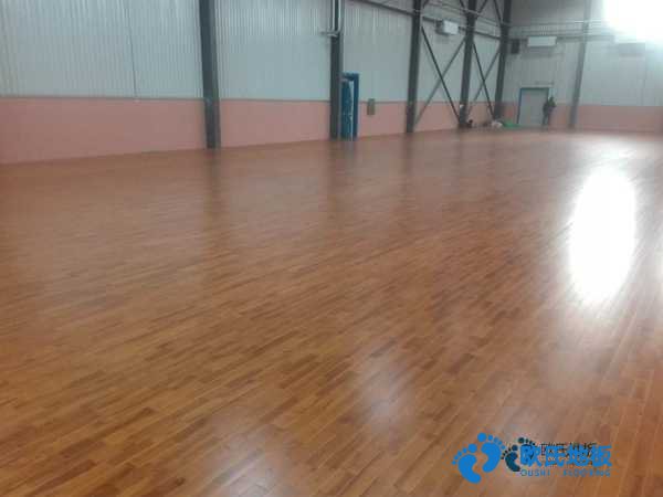 學(xué)?；@球場(chǎng)館地板的生產(chǎn)線