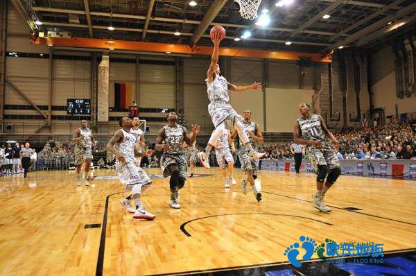 學?；@球場地木地板的回彈率怎么算