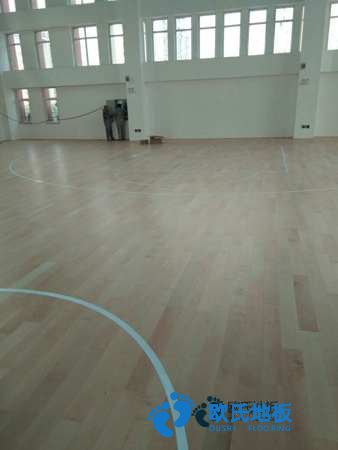 學(xué)?；@球場地木地板厚度