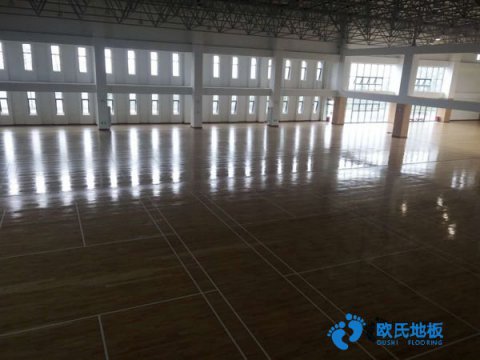 學?；@球場木地板施工隊