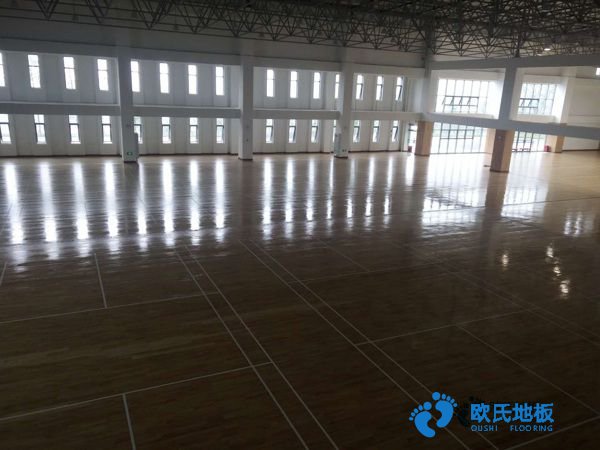 學(xué)?；@球場木地板施工隊(duì)