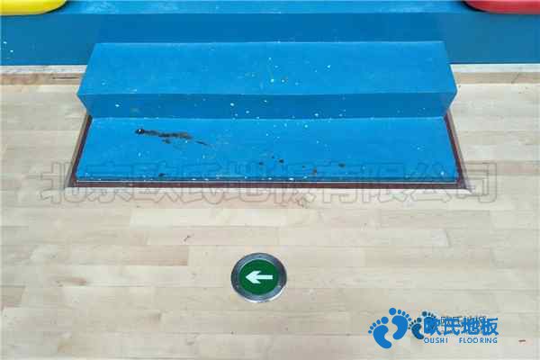 學(xué)?；@球場地地板防潮層