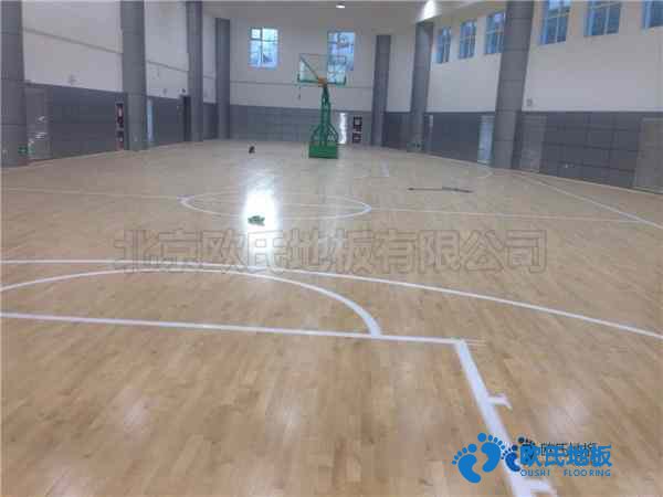 學(xué)?；@球場館地板如何拆