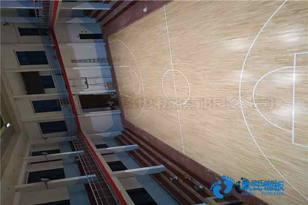 學(xué)?；@球場地木地板優(yōu)點(diǎn)