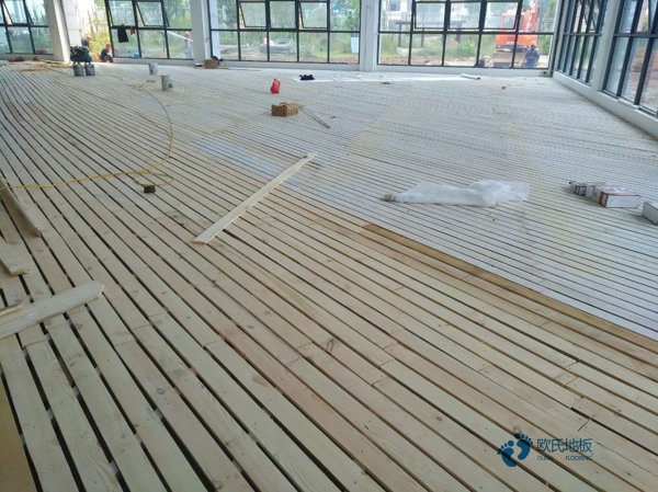 較好的籃球運(yùn)動(dòng)木地板買什么材質(zhì)的好