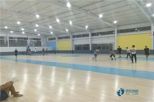 較好的籃球運(yùn)動(dòng)木地板上漆