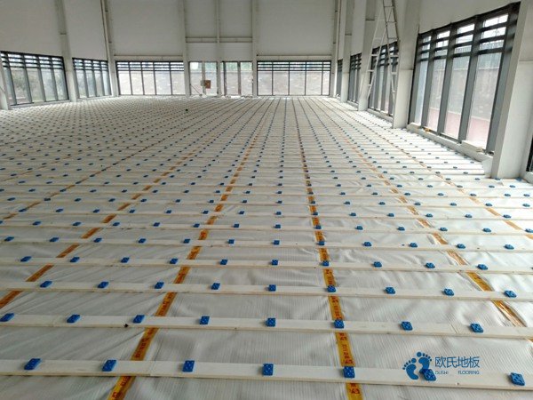 學?；@球地板的回彈率1