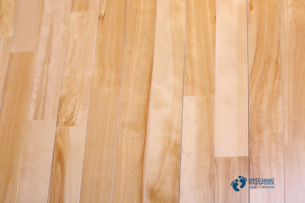 中學(xué)籃球場(chǎng)地地板施工團(tuán)隊(duì)2