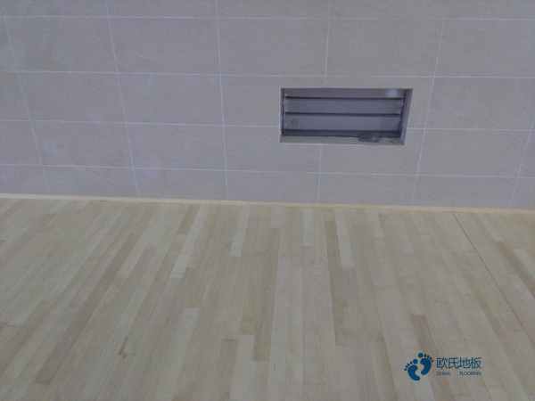 國標(biāo)運(yùn)動(dòng)型木地板施工隊(duì)2