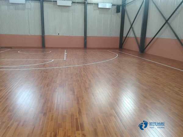 國標(biāo)運(yùn)動場地地板施工1