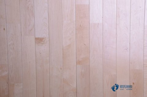 學(xué)?；@球場(chǎng)地板施工隊(duì)