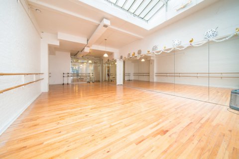 學(xué)校俄勒岡松舞臺(tái)體育場(chǎng)地板施工方案