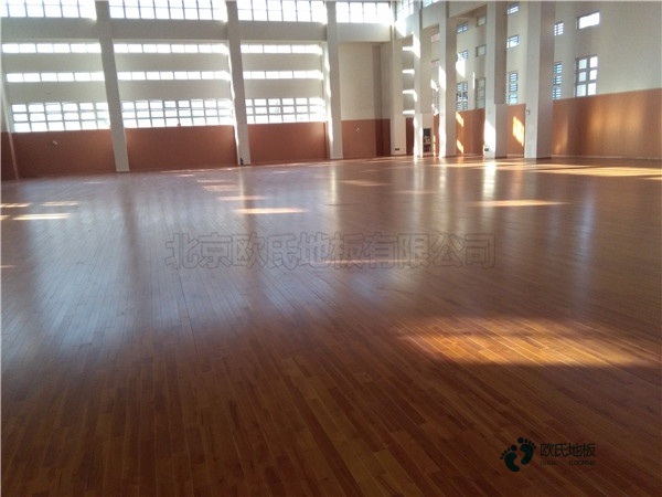 學?；@球館木地板特性1
